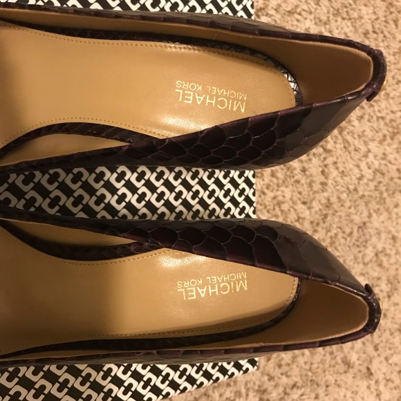 Never been worn size 8.5 Michael Kors pumps - Picture 2 of 5